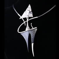 Collier aus Silber und Horn mit unverwechselbarem Design