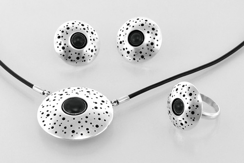 Комплект сребърни бижута с оникс - колие, обеци и пръстен