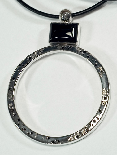 Сребърен медальон с оникс