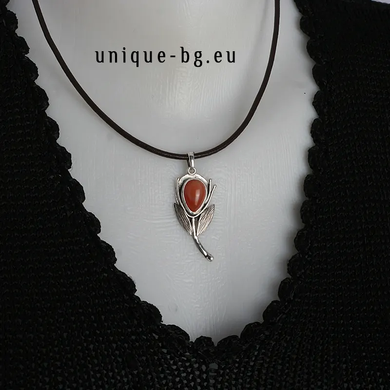 Колие цвете червен камък