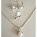Комплект сребърни бижута с бели перли