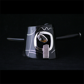 Haarschmuck aus Silber, Horn und Karneol