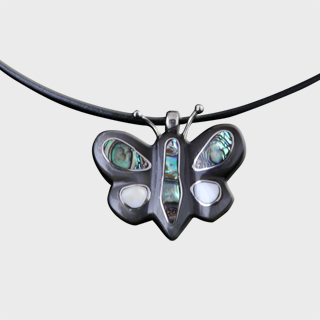 Halskette aus Leder mit Anhänger Schmetterling aus Horn und Perlmutt