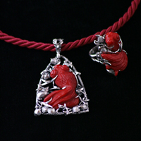 Silberne Collier und Ring mit roten Fisch aus Korallen