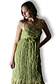 Официална рокля от зелен намачкан шифон с цвете и пайети.
